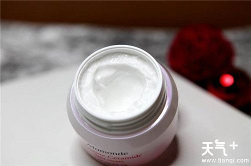 夏天护肤品要放冰箱里吗？护肤品该不该放冰箱里储存