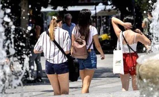 希腊遭遇气温40℃高温热浪袭击 疫情期间海滩重新开放引堪忧
