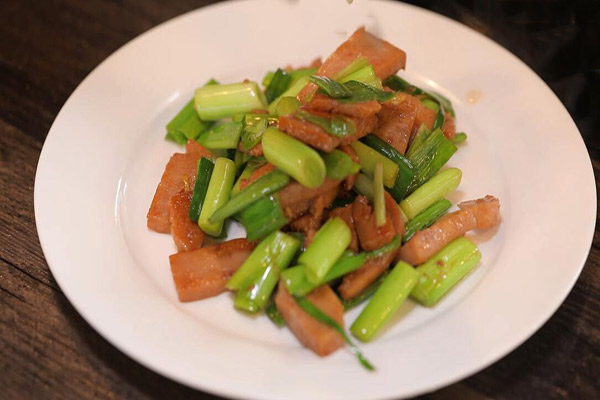 午餐肉怎么炒好吃 蒜苗炒午餐肉的家常做法