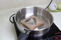 土司煎蛋的做法步骤3