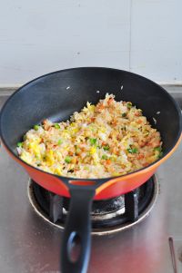 三文鱼炒饭的做法步骤5