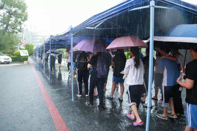 高考遇到暴雨怎么办