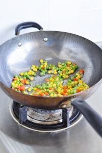 鲜虾炒饭的做法步骤3