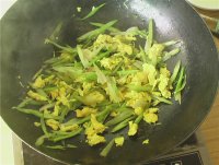 芹菜炒鹅蛋的做法步骤12