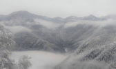 甘肃迭部迎来今年下半年首场雪 地面一片白茫茫