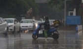 高考前夕南方降雨仍频繁 华北江淮中到大雨考生赴考备好雨具