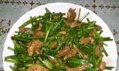 韭菜苔炒鸭心肝的做法