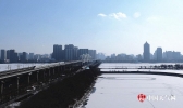 哈尔滨蔚蓝天空下 松花江美如洁白绸带