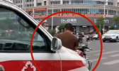 愤怒！男子骑摩托故意阻挡救护车……结局大快人心