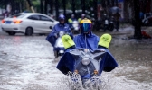 大暴雨袭击广西钦州 行人雨中出行