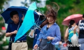 疾风冷雨齐袭沈阳 气温骤降市民穿长袖