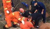 湖北武穴一村民挖井遭遇塌方 消防队员及时将其救出送医