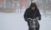 内蒙古根河满归镇雪花飞舞 行人出行难