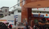 广东新兴短时猛烈降雨 县城汪洋一片学生淌水返校