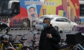 北京空气质量不佳 市民出行口罩遮面