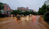 江西定南暴雨袭城 内涝严重市民蹚水出行