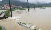 暴雨来袭 广东韶关曲江​山坡坍塌断道