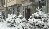 内蒙古锡林郭勒盟四月暴雪袭城 路面积雪结冰出行难