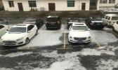 云南永丰镇遭遇冰雹袭击 覆盖地面一片雪白