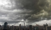 大暴雨来临前广州上空乌云翻滚 再现“一秒黑天”