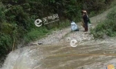 广西暴雨致4位村民被困 当地消防紧急救援