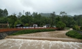 甘肃成县暴雨河水上涨 农田被淹