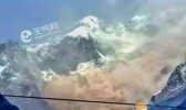 云南玉龙雪山发生山体崩塌 巨石滚滚场面震撼