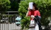 北京晴热暴晒 街头上演“防晒”大戏