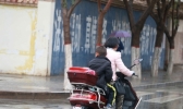 甘肃敦煌低温跌至个位数 市民冬装穿上身