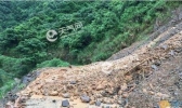受强降雨天气影响 湖南永州部分路段山体滑坡