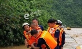 江西暴雨引发山洪 一工人被困消防紧急救援