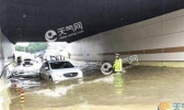 南宁持续暴雨多路段积水严重 车辆抛锚民警现场疏导