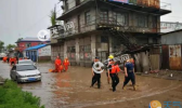 哈尔滨宾县暴雨路段严重积水 消防员转移受困群众200余人