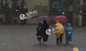 山东新一轮强降雨来袭 局地气温跌至30℃以下