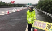 江西抚州一路段路基发生塌方 目前已双向交通中断