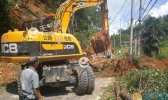 浙江安吉一路段山体滑坡 4个小时抢险道路已抢通