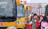 美不胜收！山东威海迎下半年初雪 雪花飞舞显冬意