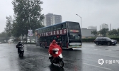 北京雨水添凉意 天空阴沉路面湿滑