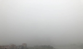 广东佛山大雾弥漫 天空呈磨砂质感