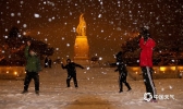 辽宁锦州迎久违降雪 市民雪夜户外嬉戏