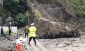 四川暴雨致交通道路被毁 境内山体滑坡严重