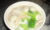 鱼蛋肉饼粿条汤的做法