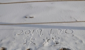 2019年甘肃首场降雪落敦煌 游客5A景区赏美景