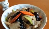 蘑菇炒木耳的做法