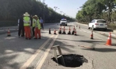 西安路面塌陷惊现墓道！网友：路上一个洞 洞里一个墓！