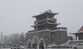 内蒙古海拉尔风雪交加 市民出行难