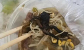 女子点外卖里面竟有只癞蛤蟆！商家是如何回应的？