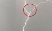 伦敦一架客机被三道闪电击中 闪电来自不同方向全瞄准飞机