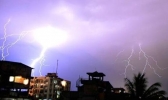 印度哈尔邦遭雷电暴雨天气袭击 至少有10人因雷击死亡