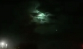 绿色火流星划过澳大利亚西部港口普雷斯顿角上空